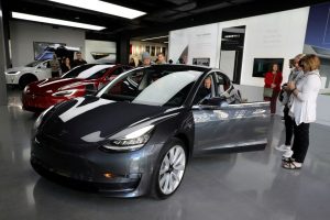 Tesla Model 3 се вижда в шоурум в Лос Анджелис, Калифорния, САЩ REUTERS/