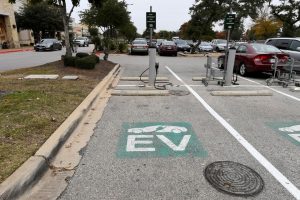 Станция за бързо зареждане на електрически превозни средства (EV) се вижда на паркинга на Whole Foods Market в Остин, Тексас, САЩ, REUTERS