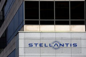 Логото на Stellantis се вижда в централата на компанията в Поаси близо до Париж, Франция, 20 февруари 2022 г. REUTERS