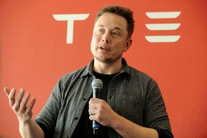 Основателят и главен изпълнителен директор на Tesla Motors Илон Мъск говори по време на медийна обиколка на Tesla Gigafactory, която ще произвежда батерии за производителя на електрически автомобили, в Спаркс, Невада, САЩ REUTERS