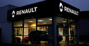 Логото на Renault е изобразено в представителство във Верту, близо до Нант, Франция, 17 януари 2022 г. REUTERS/