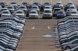 Нови автомобили се виждат паркирани в завода на Volkswagen Group Rus в Калуга, Русия, 30 март 2022 г. Снимката е направена на 30 март 2022 г. REUTERS/