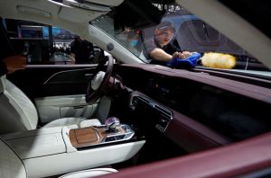 Член на персонала почиства Hongqi E-HS9 на Международното автомобилно изложение в Пекин или изложение Auto China в Пекин, Китай, 26 септември 2020 г. REUTERS