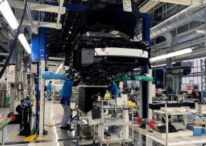 Работници инсталират захранващата система на горивни клетки в Toyota Mirai във фабрика на Toyota Motor Corp. в Toyota в префектура Аичи, Япония, REUTERS