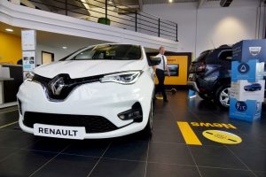 Нова версия на малкия акумулаторен електрически модел автомобил Zoe на Renault на изложба в представителство в Рединг, Великобритания REUTERS 