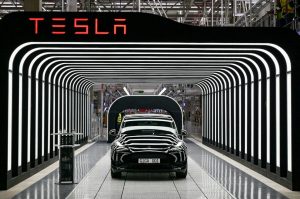 Автомобилите Model Y са на снимката по време на церемонията по откриването на новата Tesla Gigafactory за електрически автомобили в Gruenheide, Германия, 22 март 2022 г. REUTERS