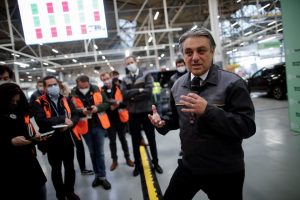 Главният изпълнителен директор на Renault Лука де Мео говори по време посещение на фабрика, във Флинс, Франция. REUTERS