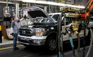 Работник по сглобяване на Ford Motor работи върху пикап от серия F в завода за пикапи в Диърборн, Мичиган, САЩ, 26 януари 2022 г. REUTERS