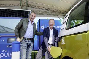 Главният изпълнителен директор на ВР Бернар Луни и главният изпълнителен директор на Volkswagen Group Хърбърт Диес пускат първото бързо зарядно устройство ВР 