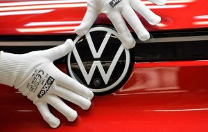 Технически служител поправя знак на VW на производствената линия за електрическия автомобил Volkswagen модел ID.5 в Цвикау, Германия, 27 януари 2022 г. REUTERS 