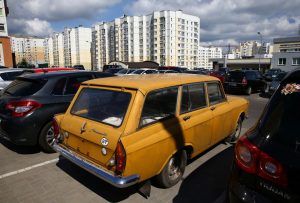 Комби Москвич-427 от съветската епоха се вижда на паркинг в Минск, Беларус, 30 май 2017 г. REUTERS