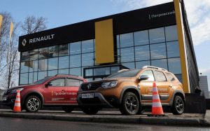 Автомобилите Renault са паркирани пред шоурум в Санкт Петербург, Русия, 24 март 2022 г. REUTERS/