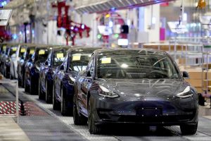 Произведените в Китай превозни средства Tesla Model 3 се виждат по време на събитие за доставка във фабриката на автомобилния производител в Шанхай, Китай