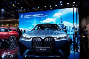 Електрическо превозно средство BMW iX (EV) се вижда изложено на щанда на BMW по време на медиен ден за шоуто Auto Shanghai в Шанхай, Китай REUTERS