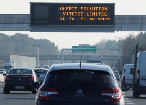 Електронен пътен знак гласи "Замърсяване, ограничение на скоростта 70 км/ч за леки автомобили" на околовръстния път на Бордо, Югозападна Франция, REUTERS/