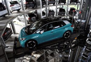 Германският автомобилен производител Volkswagen доставя новия си електрически автомобил ID.3 във Волфсбург