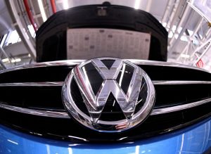 Лого на Volkswagen е изобразено в производствена линия в завода на Volkswagen във Волфсбург 