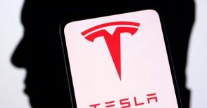 Логото на Tesla и силуетът на Илон Мъск се виждат на тази илюстрация, направена на 19 декември 2022 г. REUTERS