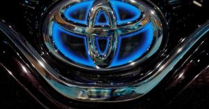 Логото на Toyota се вижда на електрическо превозно средство Camry Hybrid в Ню Делхи
