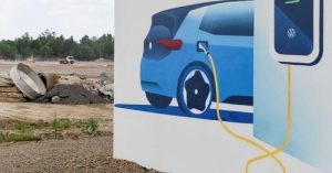 Табло, показващо електрически автомобил Volkswagen на станция за зареждане, е изобразено пред строителната площадка на т. нар. „Mission SalzGiga“ на немския производител на автомобили Volkswagen, завод за производство на батерийни клетки, включително рециклиране на батерии, в Залцгитер, Германия REUTERS/