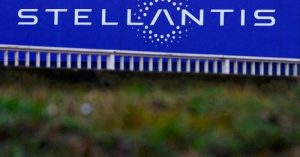 Лого на Stellantis върху сграда на компания във Velizy-Villacoublay близо до Париж