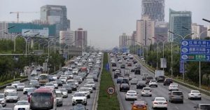 Колите се движат по пътя по време на сутрешния час пик в Пекин
