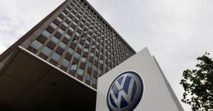 Лого на VW се вижда пред главната сграда на марката Volkswagen в централата на Volkswagen по време на медийна обиколка за представяне на така наречената екологична програма на Volkswagen "Blaue Fabrik" (Синя фабрика) във Волфсбург
