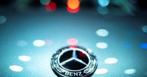 Логото на Mercedes-Benz се вижда на 43-то международно автомобилно изложение в Банкок, Тайланд