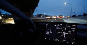 Превозно средство Tesla Model 3 се движи на автопилот по магистрала 405 в Уестминстър, Калифорния, САЩ, REUTERS/