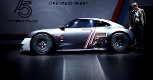 Ръководителят на стила на Porsche Майкъл Мауер представя ново дизайнерско проучване на Porsche 357 по време на 75-годишното изложение за спортни автомобили на Porsche „Движен от мечти“ в Берлин, Германия, 25 януари 2023 г. REUTERS