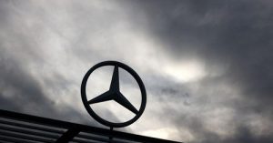 Лого на Mercedes-Benz се вижда пред дилър на автомобили Mercedes-Benz в Брюксел, Белгия, 13 март 2023 г. REUTERS
