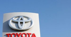 Лого на Toyota се вижда в представителство на Toyota в Завентем, Белгия. 