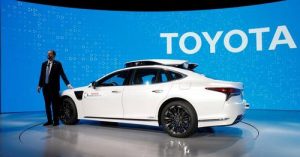 Гил Прат, главен изпълнителен директор на Toyota Research Institute (TRI), позира до изследователски автомобил, оборудван с Toyota Guardian, система за избягване на инциденти, която помага на шофьорите, по време на пресконференция на Toyota...