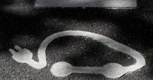 Лого на Autolib за споделяне на електрически автомобили е изрисувано на пътя в станция за зареждане на Autolib в Париж, Франция 