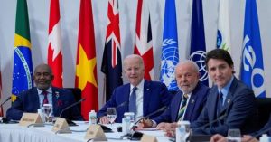 Среща на Г-7 в Хирошима Президентът Джо Байдън седи с президента на Коморските острови Азали Асумани, президента на Бразилия Луис Инасио Лула де Силва и канадския министър-председател Джъстин Трюдо по време на работна сесия на Г-7 за храна, здраве и развитие по време на срещата на върха на Г-7 в Хирошима, Япония, събота , 20 май 2023 г. / чрез REUTERS 