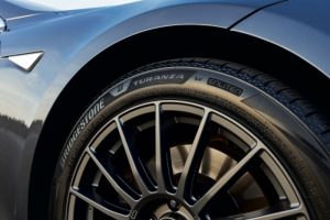 Bridgestone Turanza EV tire монтирана на  Tesla