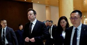 Главният изпълнителен директор на Tesla Илон Мъск върви до старши вицепрезидента на Tesla Том Джу и вицепрезидента Грейс Тао, докато напуска хотел в Пекин, Китай, 31 май 2023 г. REUTERS/