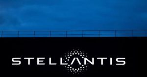 Логото на Stellantis се вижда на сграда на компания във Velizy-Villacoublay близо до Париж