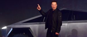 Съоснователят и главен изпълнителен директор на Tesla Илон Мъск жестикулира, докато представя изцяло електрически захранван с батерии Tesla Cybertruck в Tesla Design Center в Хоторн, Калифорния, 2019 г.