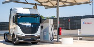 iveco-heavy-duty-fcev-brennstoffzellen-lkw-fuel-cell-truck-air-liquide-h2-tankstelle-hydrogen-filling-station-wasserstoff-2023-01-min-1