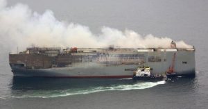 Дим се издига от горящия товарен кораб Fremantle Highway в морето край Холандия, 28 юли 2023 г. Холандска брегова охрана/ чрез REUTERS/