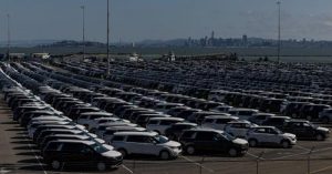 Нови превозни средства се виждат на паркинг в пристанището на Ричмънд, Калифорния