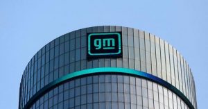 Лого на GM на върха на централата на компанията