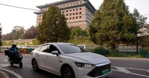Електрическото превозно средство (EV) Qin на BYD се движи по улица в Пекин, Китай, 31 октомври 2023 г
