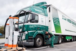 volvo-trucks-fm-electric-e-lkw-electric-truck-boerje-joensson-group-schweden-sweden-kempower-ladestation-charging-station-2023-02-min-1400x933