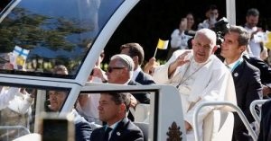 Папа Франциск поздравява вярващите от своя папамобил на Avenue du Prado преди голяма литургия на стадион Velodrome като част от средиземноморските срещи в Марсилия, Франция, 23 септември 2023 г. 