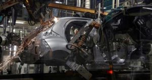 Заваръчен робот сглобява каросерии на автомобил Yaris на поточната линия на завода на Toyota Motor Manufacturing France (TMMF) в Onnaing близо до Valenciennes, Франция