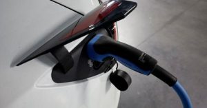 Електрическо превозно средство Tesla е включено към зарядно устройство на паркинг в Тея, северно от Барселона, Испания, 31 октомври 2023 г. REUTERS