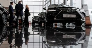 Клиенти говорят с мениджър продажби до автомобили Lexus в Rolf, автомобилен дилър в Москва, Русия 
