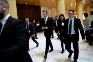 Главният изпълнителен директор на Tesla Илон Мъск напуска хотел в Пекин, Китай, 31 май 2023 г. REUTERS